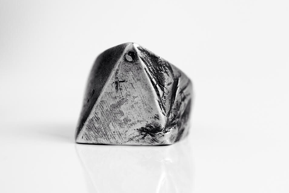 OSS TRIANGLE SIGNET RING OSS